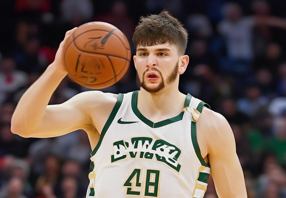 字母哥摔手机风波：勇士队追逐计划与雄鹿队未来抉择